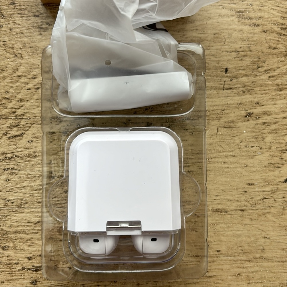 New wireless earbuds in original package - Picture 3 of 3